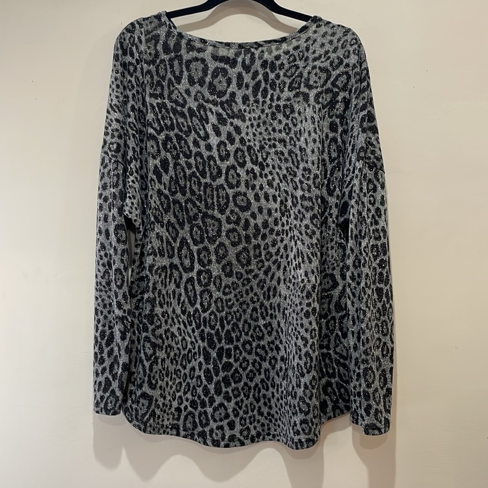 🍂 Silver threads woven throughout leopard print INC